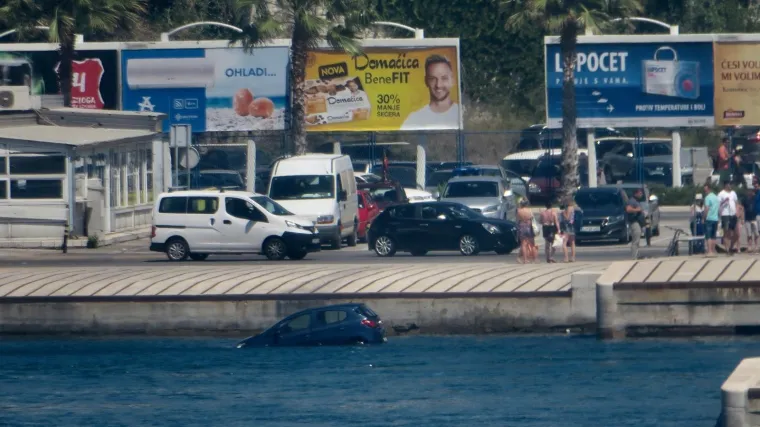 U splitskoj luci 'zaplivala' Corsa: Automobil je neko vrijeme plutao, a zatim je potonuo