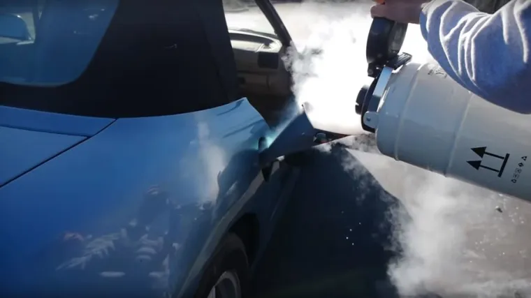 Htio saznati &scaron;to se desi kad u spremnik stavi&scaron; tekući du&scaron;ik