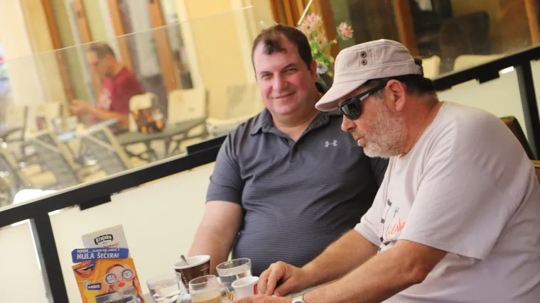 Eno ga u kafiću u &Scaron;ibeniku, pije kavicu...