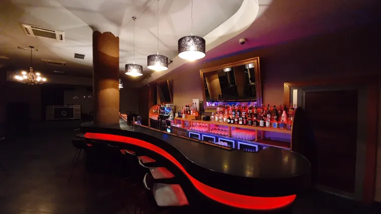 Dobrodo&scaron;li u IQ bar. Ima sve. Kriterij za ulazak? 18+