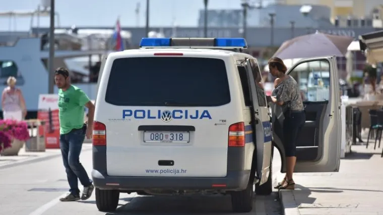 Troje ljudi ozlijeđeno, 51-godi&scaron;njak se bez povoda htio tući sa svima