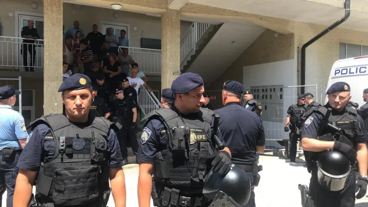 Policija privodila građane koji su blokirali zgradu u koju Bandić želi useliti romske obitelji