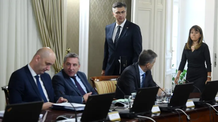 Nekoliko ministara tresu se fotelje, evo tko bi sve mogao dobiti nogu