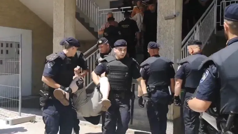 Blokirali su useljenje romskih obitelji, policija i hitna na terenu