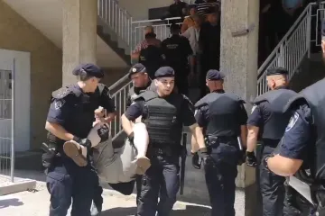 Blokirali su useljenje romskih obitelji, policija i hitna na terenu