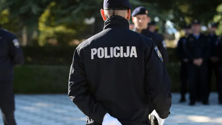 Policajac iz Rijeke tijekom očevida pokrao ženu! Izgubio je posao, a čeka ga i suđenje