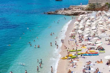 Pozdrav iz Dubrovnika: Paklene vrućine lak&scaron;e se podnose na plažama grada ispod Srđa