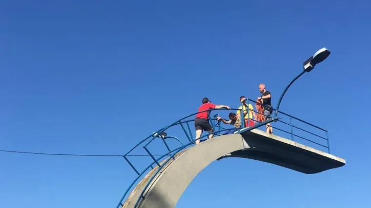 Pobjednik dana! Pijan se popeo na skakaonicu u Karlovcu, spustili ga članovi HGSS-a