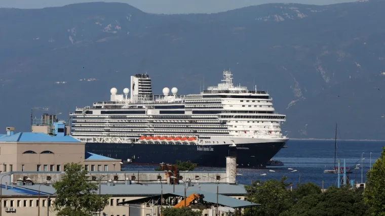 Luksuzni kruzer plijenio poglede u riječkoj luci: Vi&scaron;e od 3000 turista i članova posade preplavilo grad