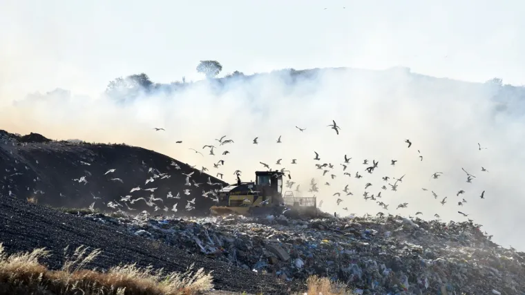 FOTO Drugi požar na odlagali&scaron;tu u dva dana: Gori smeće na Bikarcu, vatrogascima pomaže i bager