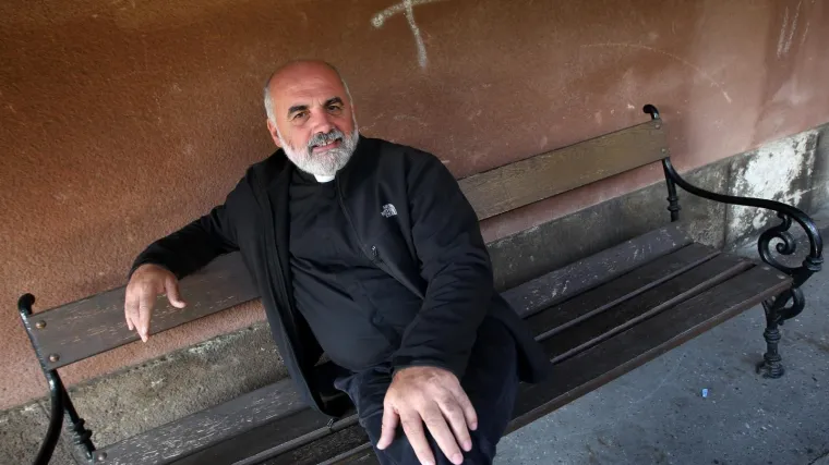 Kontroverzni pater će vas naučiti kako biti pravi muškarac: 'Ne trebate biti doma sa ženicom'