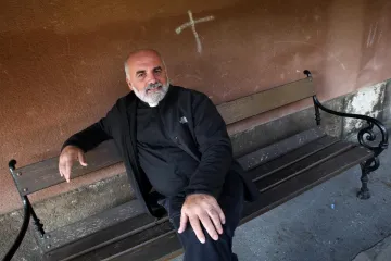 Kontroverzni pater će vas naučiti kako biti pravi muškarac: 'Ne trebate biti doma sa ženicom'