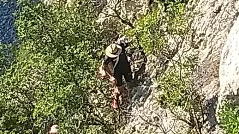 Probajte pogoditi koju su obuću imali: HGSS spasio dvoje stranaca sa stijena iznad uvale Zavrtnica