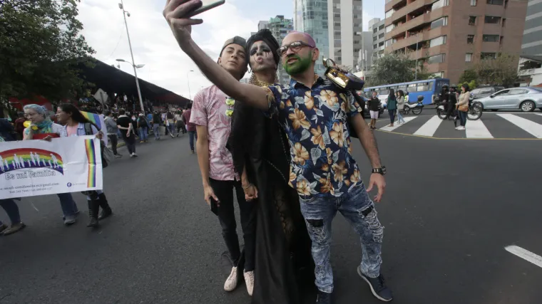 Svijet zaluđen selfiejima: Turisti se tuku za &scaron;to bolji kadar, neki su oti&scaron;li predaleko i platili životom