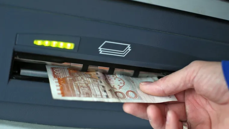 Da, i to je moguće! Stranci na bankomatu na&scaron;li novac pa ga predali policiji. Traži se vlasnik
