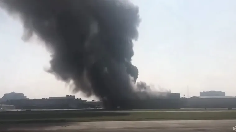 Privatni zrakoplov se sru&scaron;io na hangar tijekom polijetanja