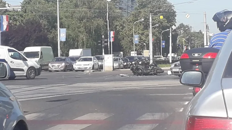 Kolaps na križanju Držićeve i Vukovarske: Sudarili se auto i motocikl, jedna osoba stradala