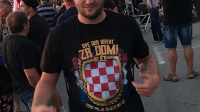'Iskopali' mu fotografiju u majici s natpisom 'Za dom' i &scaron;ahovnicom s prvim poljem bijelim