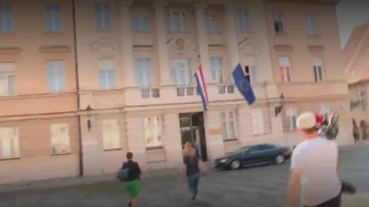 Jandroković i Bačić u zgradi Vlade u&scaron;li u auto. Odvezli se do Sabora. Punih 50 metara