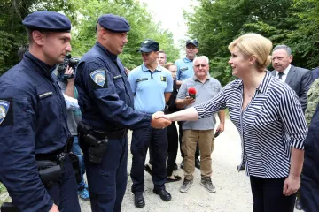 'Policija ne tuče migrante, kad se provlačite kroz težak teren, normalno je da imate masnice'