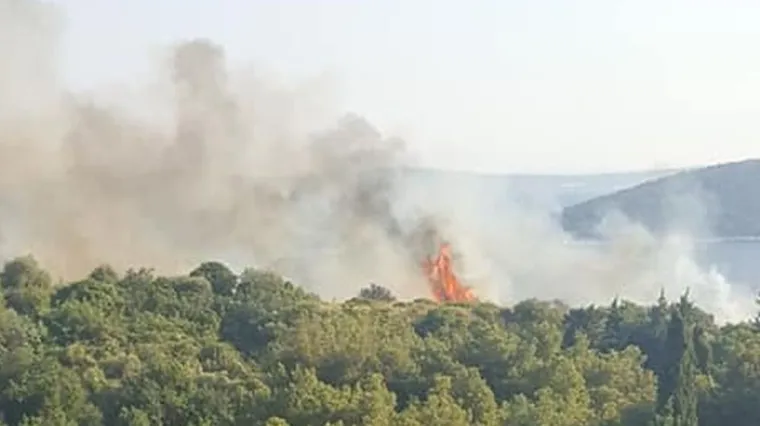 VIDEO Kanader spriječio najgore: Gorjelo je na Marjanu blizu kuća, turisti bježali s plaže