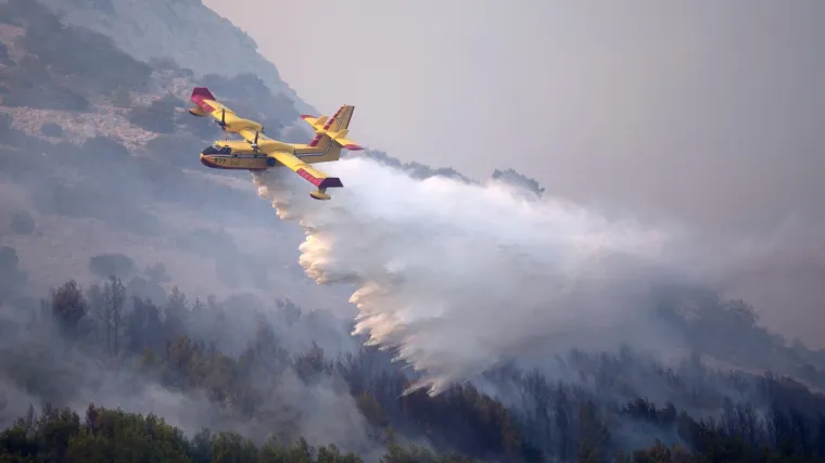 Dignuta i dva kanadera, jedan požar jo&scaron; van kontrole