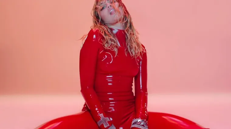 Pjevačica u spotu masturbira, detalj na njezinu međunožju izaziva jezu