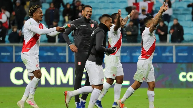 Prvaci potopljeni u Porto Alegreu, Peru &scaron;okirao Čile i izborio finale na kultnoj Maracani