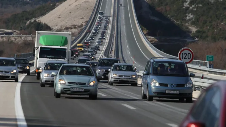 Vozi se usporeno jednim trakom