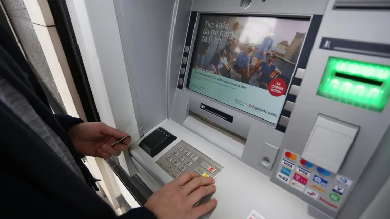 Na bankomatu otkrili uređaj za krađu podataka: Dobro pazite kad podižete novac i uvijek prikrijte PIN!