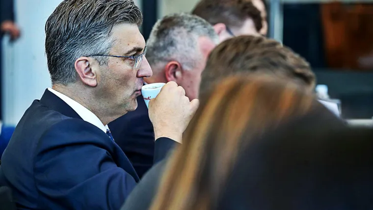 Stvaraju se kuće i Mercedesi, mijenjaju prostorni planovi, pomaže Crkva... Najbolje od svega? &Scaron;efu ni&scaron;ta ne smeta