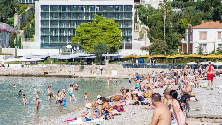 More je oneči&scaron;ćeno, kupanje zabranjeno: Na dubrovačkoj plaži podignuta je crvena zastava