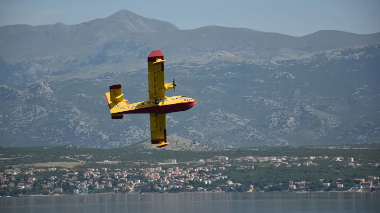 Angažirane zračne protupožarne snage: Požar na Velebitu gase dva aviona Canadair