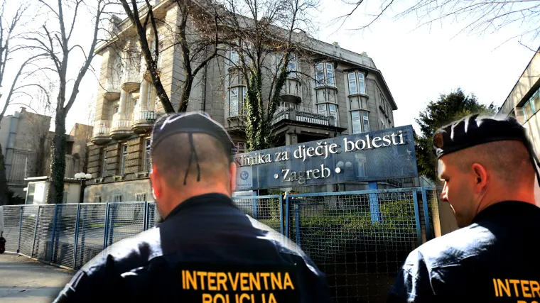 Majka i dadilja zlostavljanog dječaka (2) uhićene! 'Rekla da će doći u bolnicu, ali nije do&scaron;la'