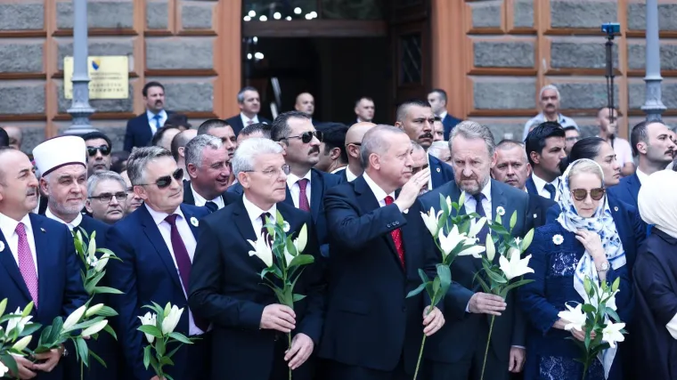 Erdogan se poklonio žrtvama genocida u Srebrenici, srbijanska premijerka zločin i dalje negira