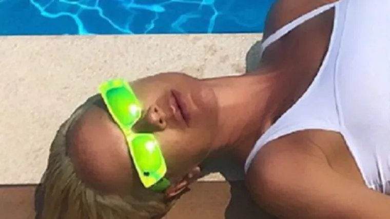 Ispružila se uz bazen i pokazala vi&scaron;e nego je planirala