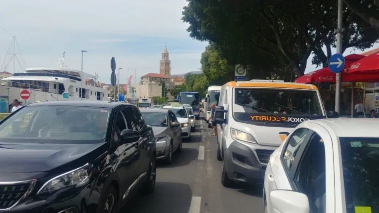 VIDEO Kaos u Splitu: Gužve na svim prometnim pravcima, čak i policija moli za strpljenje