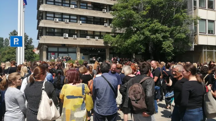 Socijalni radnici prosvjeduju pred ministarstvom: Do&scaron;li su u crnini i pale svijeće za ubijenu kolegicu