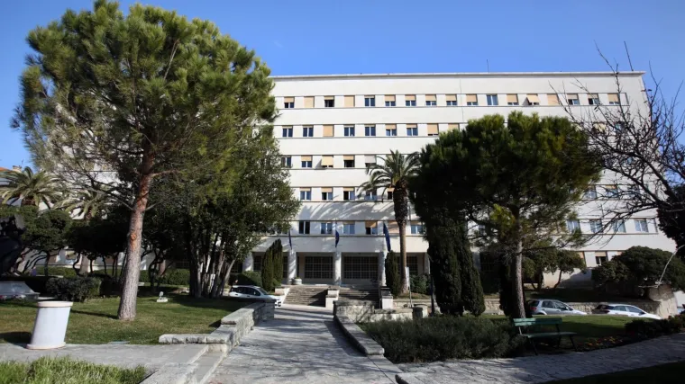 Nitko nije dovoljno stručan među vojskom zaposlenih? Iz penzije 'povukli' tajnicu za lijep honorar