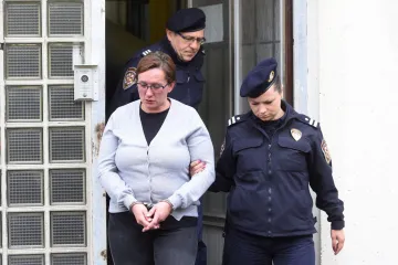 Tereti se da je ubila sestru s pet udaraca u glavu i bacila je u škrinju