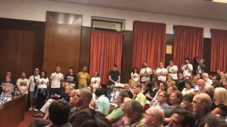 Nacionalisti upali i urlali da je Mladić heroj, u izbacivanje se uključili i glumci i publika