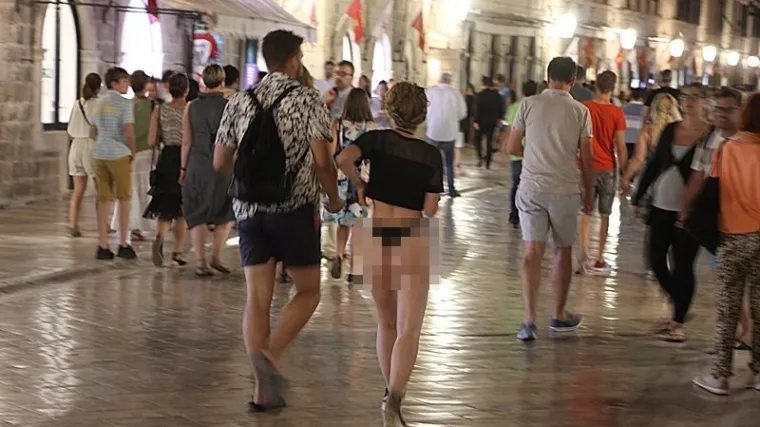 Pretjerala: Turistkinja pro&scaron;etala Stradunom u tangama, policajci je upozorili na pona&scaron;anje