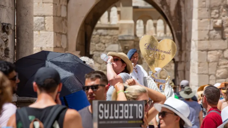 &Scaron;to je rastjeralo goste - cijene, vrijeme ili lo&scaron;a usluga: 'Tri breskve platili smo 30 kuna'