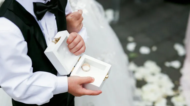 Te&scaron;ko bolestan dječak koji čeka novo srce ustao iz kolica i dopratio mamu do oltara