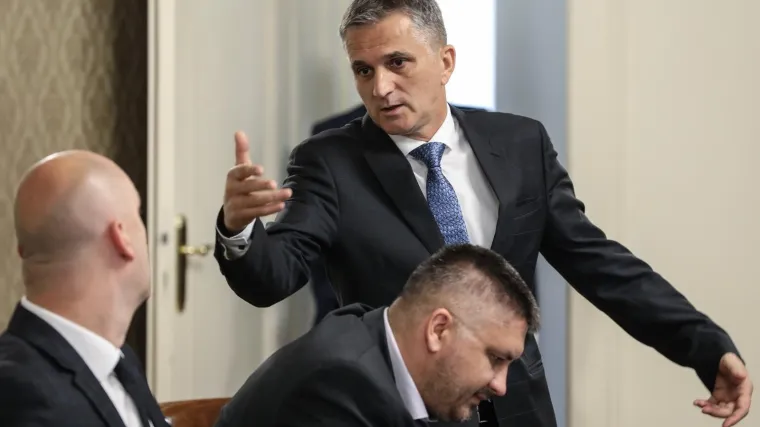 Prepustio mu je teren uz more kod Dubrovnika