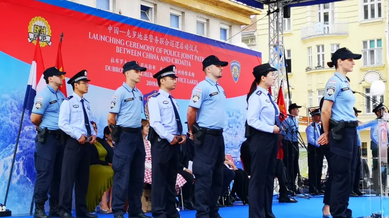 Osam policajaca iz Kine stiglo u Hrvatsku: Patrolirat će u Zagrebu, Zadru, Dubrovniku...