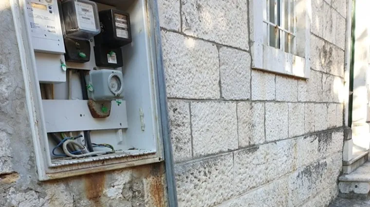 Opasnost na svakom koraku: Ovako je netko 'sanirao' problem sa strujnim ormarićem