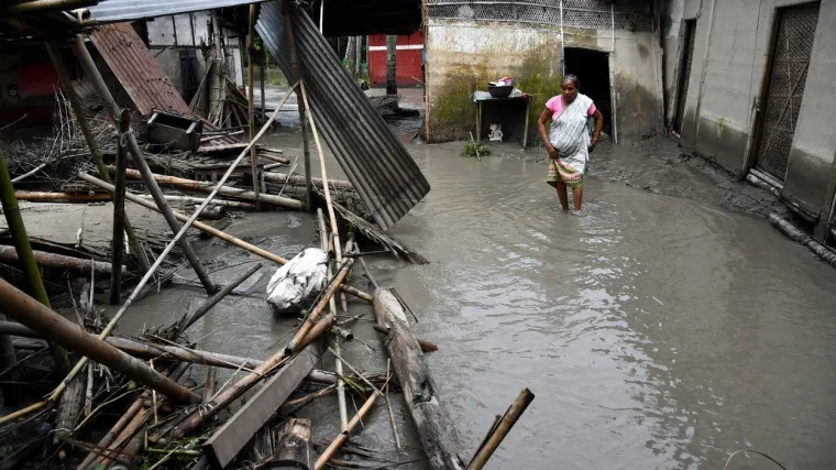 Najmanje 35 poginulih. Urušavaju se kuće, strujni udari...