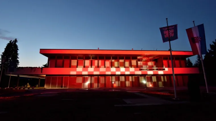 VIDEO Danas je sve u znaku Vatrenih pa čak i ured predsjednice Kolinde Grabar-Kitarović!