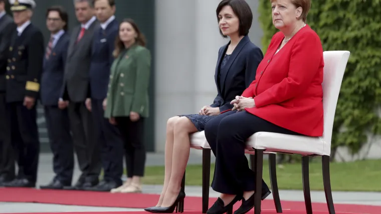 Merkel opet sjedila tijekom izvođenja himne: Liječnici ne žele spekulirati o njezinu zdravstvenom stanju